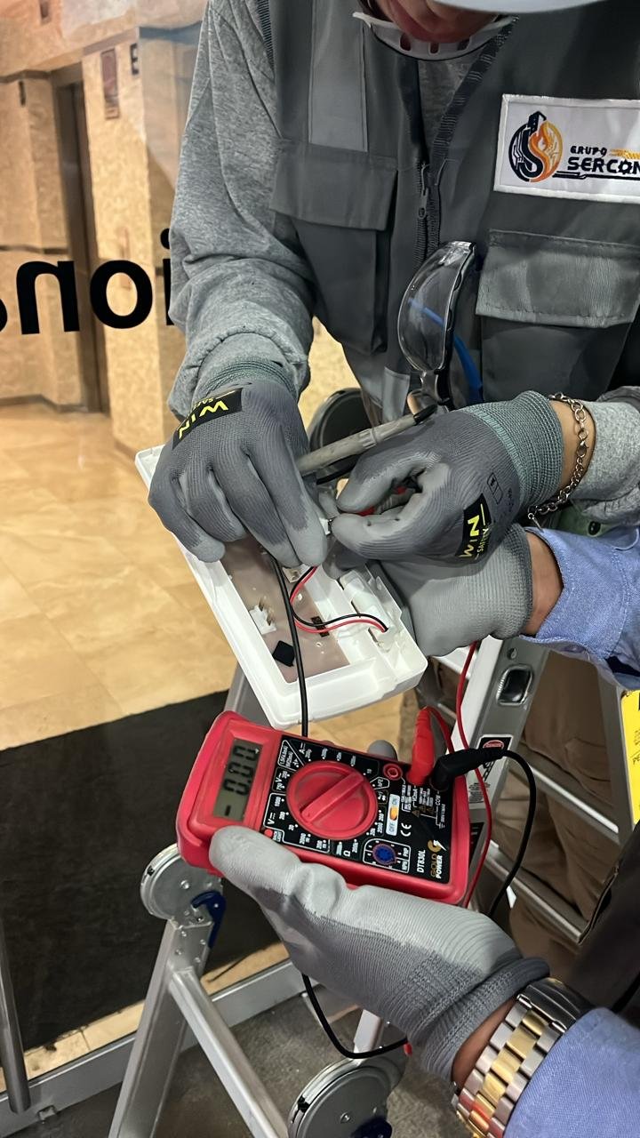 Mantenimiento de luces de emergencia