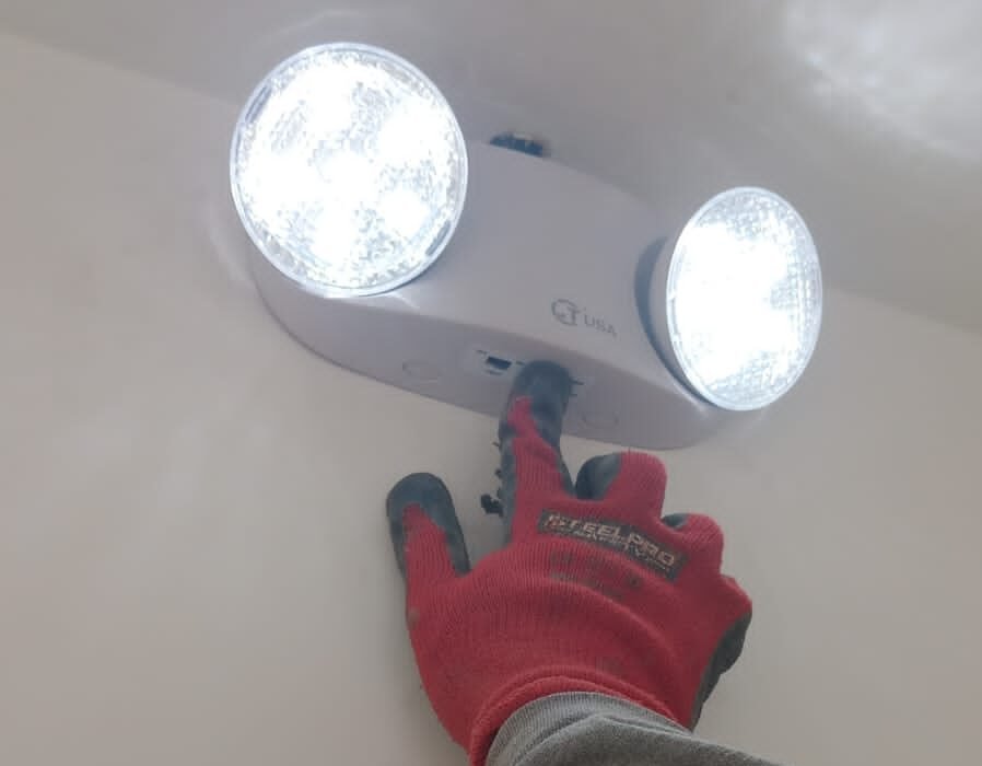 Mantenimiento de luces de emergencia