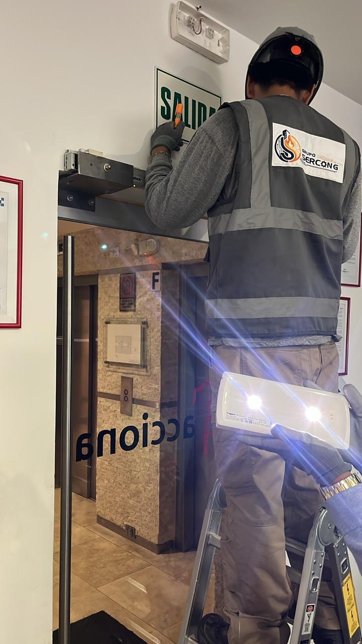 Mantenimiento de luces de emergencia