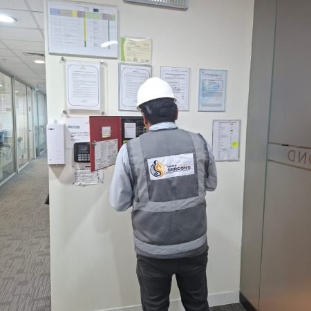 Ingenieros trabajando en transformadores